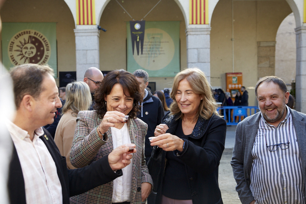L’alcaldessa Sra. Carme Salamanya i el regidor Pep Prat fent un brindis amb ratafia amb  la il·lustre presidenta del Parlament, Sra. Anna Erra. | © Clara Pedrol