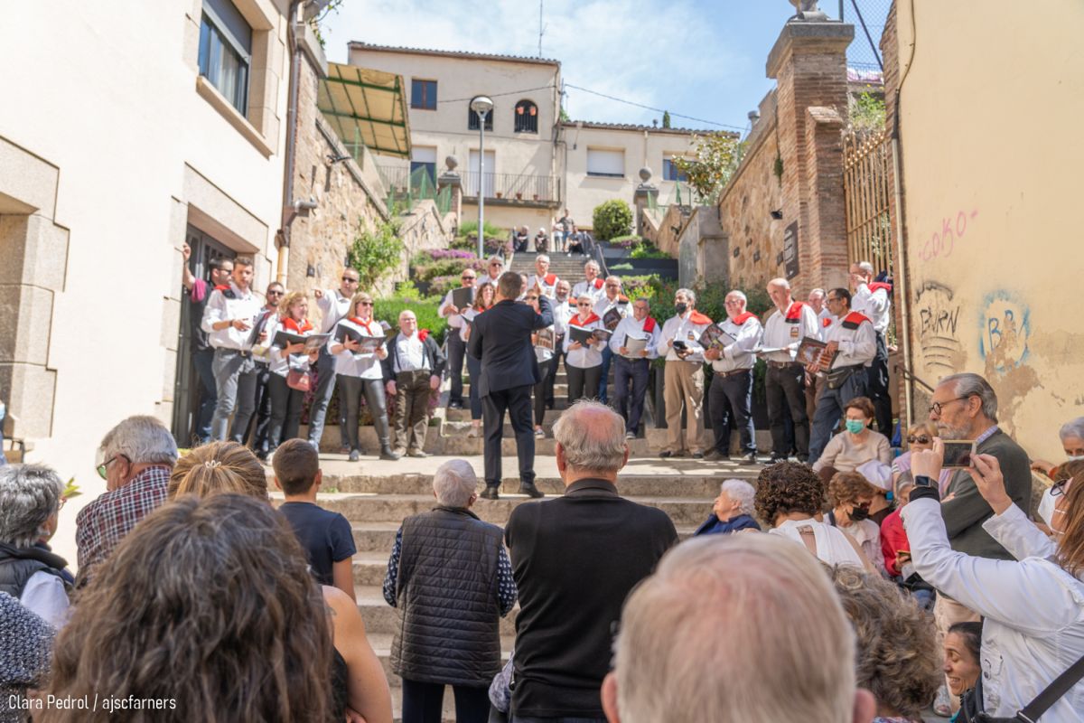 Cantada de Caramelles a les escales del c. Lluís Mon | © Clara Pedrol