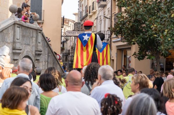 Cercavila amb Capgrossos i Gegants Cercavila amb Capgrossos i Gegants