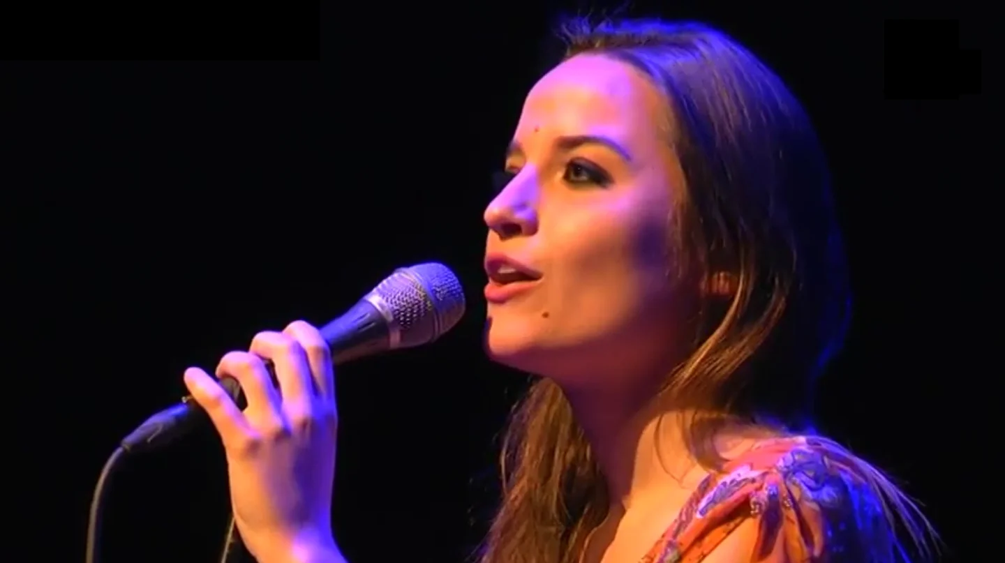 La cantant Judit Neddermann ha obert el festival, marcat pels 100 anys de l'Agrupació Coral Cardedeuenca. Neddermann ha presentat el seu primer disc en solitari. | © Ràdio Televisió Cardedeu