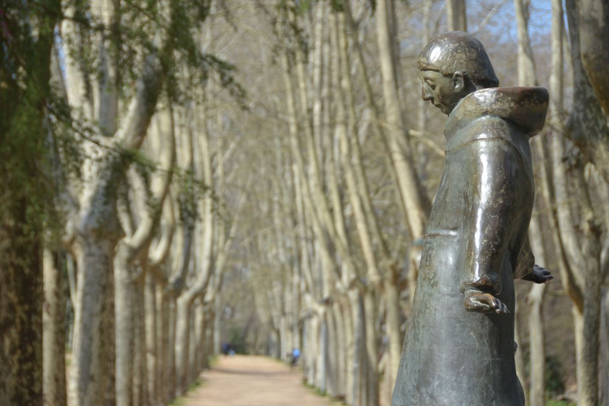 Escultura a Sant Salvador d'Horta. Glòria Morera, autora.